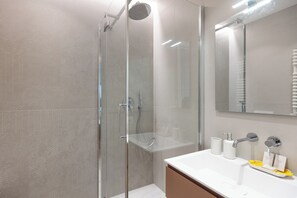 Shower, hair dryer, bidet, towels - Amazing 2 Bedroom Via Tacito (Roma)