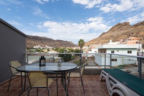 Apartment | Outdoor dining - Beachfront Apartment in Playa de Mogan (Mogan)