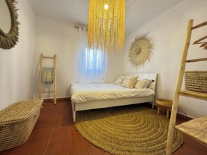 2 bedrooms, desk, iron/ironing board, WiFi