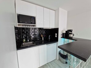 Fridge, microwave, oven, coffee/tea maker