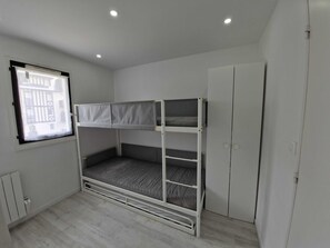 1 habitación, tabla de planchar con plancha, wifi y ropa de cama 