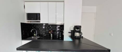 Fridge, microwave, oven, coffee/tea maker