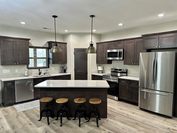 Réfrigérateur, micro-ondes, four, plaque de cuisson