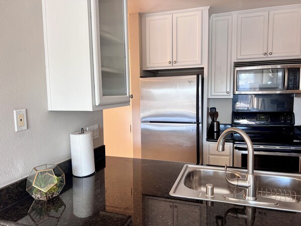 Kjøleskap, mikrobølgeovn, ovn og kokeplater