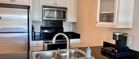 Geladeira, micro-ondas, fogão, cooktop