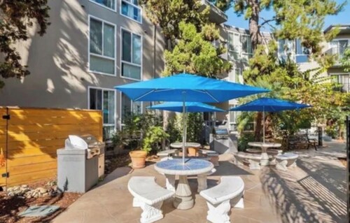 Cozy 1-bedroom condo in marvelous San Diego with WiFi with pool and hot tub
