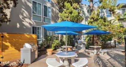 Cozy 1-bedroom condo in marvelous San Diego with WiFi with pool and hot tub