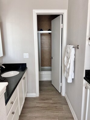 Hårføner, håndklær, såpe og toalettpapir