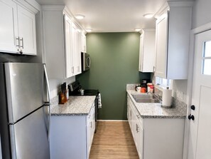 Refrigerador, microondas, horno y parrilla de estufa 