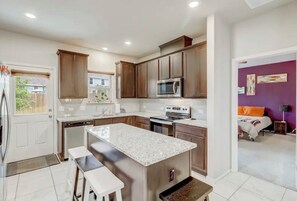 Kühlschrank, Mikrowelle, Herdplatte, Geschirrspüler