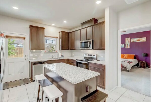 Fridge, microwave, stovetop, dishwasher