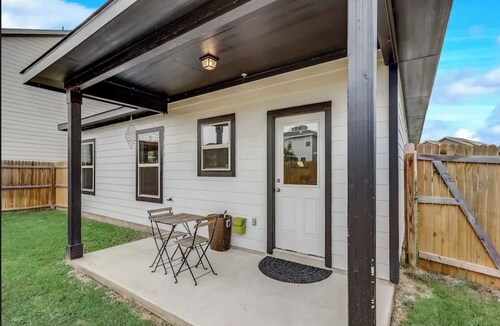 NEW! Texy-Mexy Bungalow: Spacious 3-Bedroom House w/ Full Access & Pets Welcome!