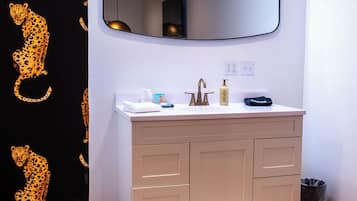 Douche, serviettes fournies, savon, shampooing