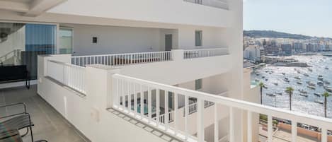 Two Bedroom Apartment with Terrace, Seaview and Private Spa | Terraza o patio