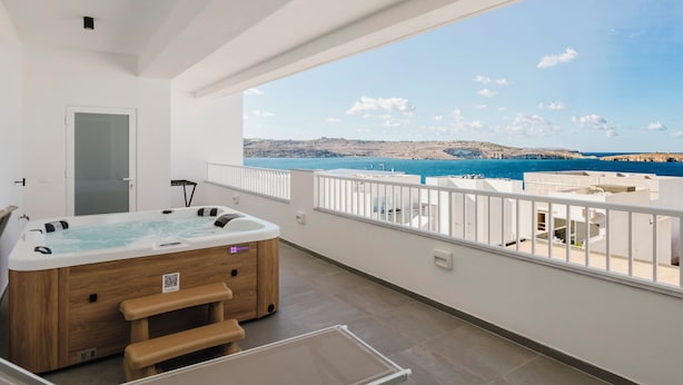 Two Bedroom Penthouse with Terrace, Sea View and Hydro-Massage Bath | 露台/庭院