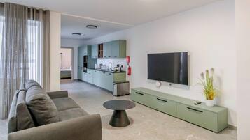 Familienapartment, 3 Schlafzimmer, Balkon | Wohnbereich