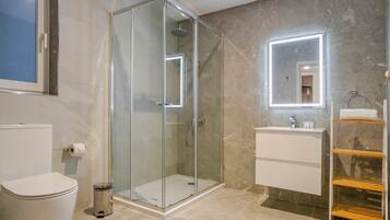 Familienapartment, 3 Schlafzimmer, Balkon | Badezimmer | Dusche, Haartrockner, Handtücher, Toilettenpapier