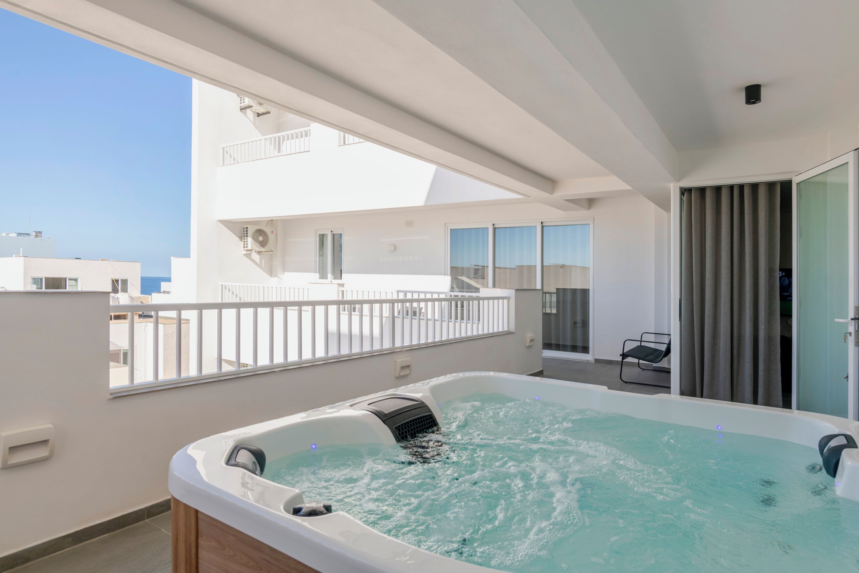 Two Bedroom Apartment with Terrace, Seaview and Hydro-Massage Bath | 테라스/파티오