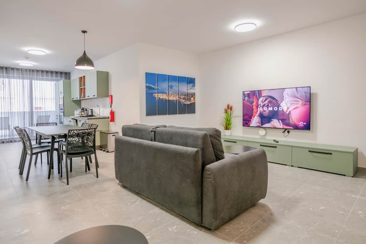 Three Bedroom Apartment with Balcony | Oppholdsområde