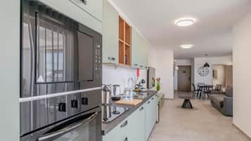 Full-size fridge, microwave, oven, stovetop