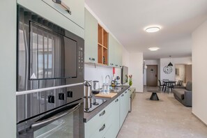 大冰箱、微波炉、烤箱、炉灶