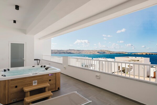 Two Bedroom Penthouse with Terrace, Sea View and Hydro-Massage Bath | 露台