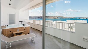 Two Bedroom Penthouse with Terrace, Sea View and Hydro-Massage Bath | 露台/庭院