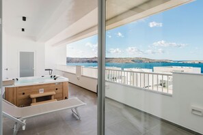 Two Bedroom Penthouse with Terrace, Sea View and Hydro-Massage Bath | 露台
