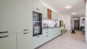 Full-size fridge, microwave, oven, stovetop