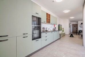 大冰箱、微波炉、烤箱、炉灶