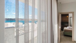 Two Bedroom Penthouse with Terrace, Sea View and Hydro-Massage Bath | 露台/庭院