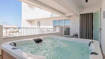 Two Bedroom Apartment with Terrace, Seaview and Hydro-Massage Bath | Terrasse/Patio