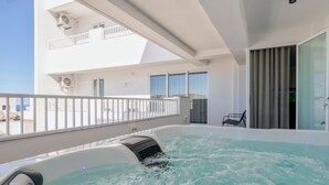Two Bedroom Apartment with Terrace, Seaview and Hydro-Massage Bath | 私人 Spa 浴池