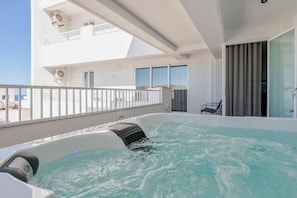 Two Bedroom Apartment with Terrace, Seaview and Hydro-Massage Bath | Private spa tub - Horizon Suites by the Sea (St. Paul's Bay)