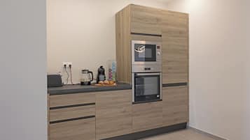 Geladeira grande, micro-ondas, fogão, cooktop
