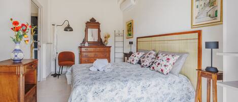 4 室のベッドルーム、デスク、旅行用ベビーベッド、WiFi (無料)