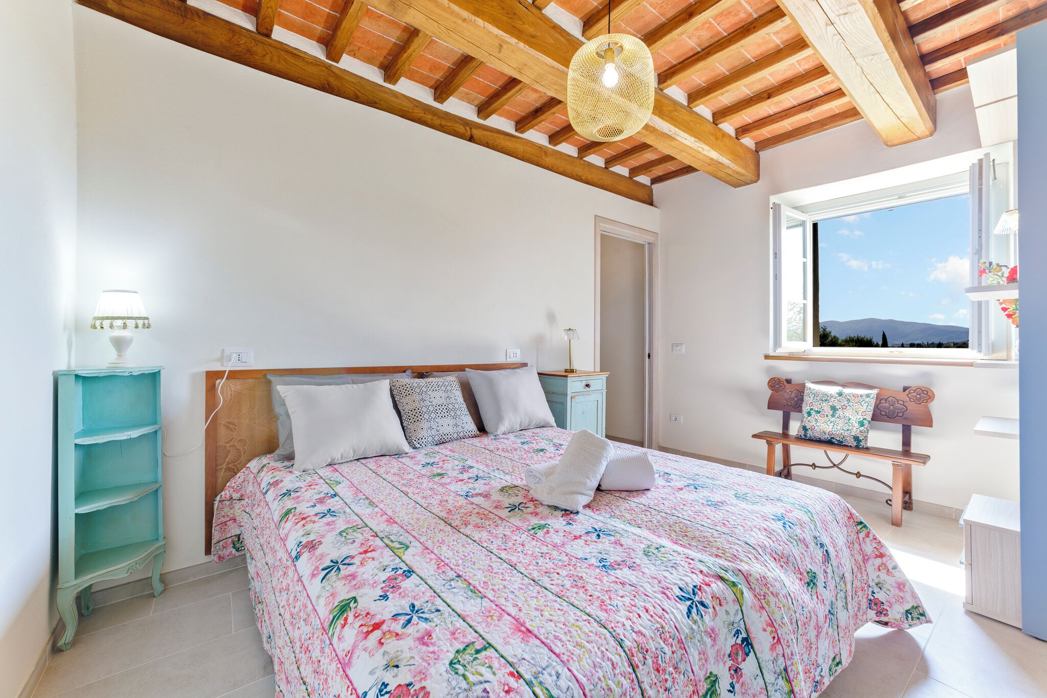 4 bedrooms, desk, travel cot, free WiFi
