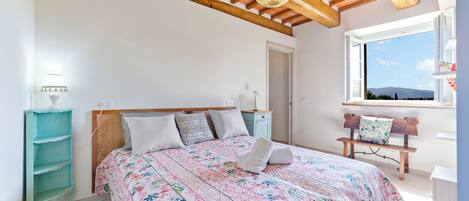 4 bedrooms, desk, travel cot, free WiFi