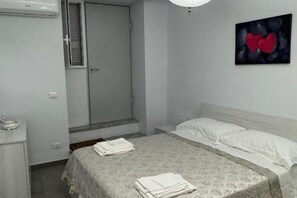 2 slaapkamers, een strijkplank/strijkijzer, wifi, beddengoed