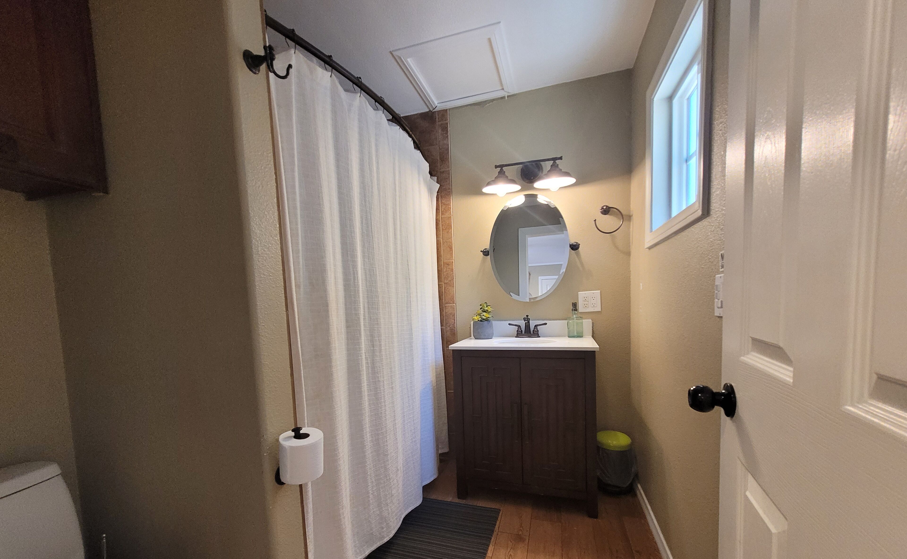 Een haardroger, zeep, toiletpapier