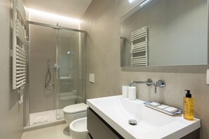 Shower, hair dryer, bidet, towels - Amazing Bright 1 Bedroom Via Tacito (Roma)