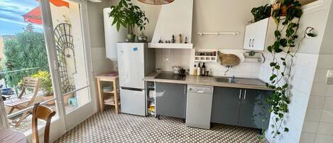 Fridge, dishwasher, coffee/tea maker