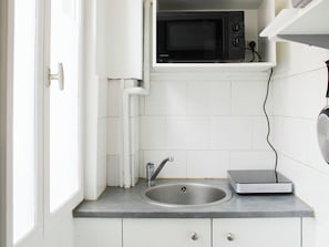 Fridge, microwave, coffee/tea maker - Beautiful mezzanine studio in the city center (Saint-Ouen-sur-Seine)