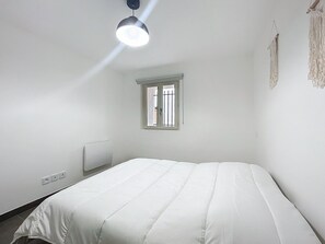 2 bedrooms, iron/ironing board, WiFi