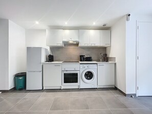 Een koelkast, een microgolfoven, een oven