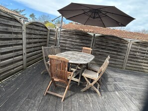 Outdoor dining - Beautiful 2-bedroom family home (Lanton)