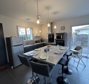 Réfrigérateur, micro-ondes, four, lave-vaisselle