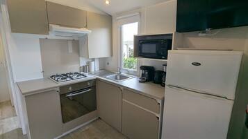 Réfrigérateur, micro-ondes, four, cafetiÚre/bouilloire