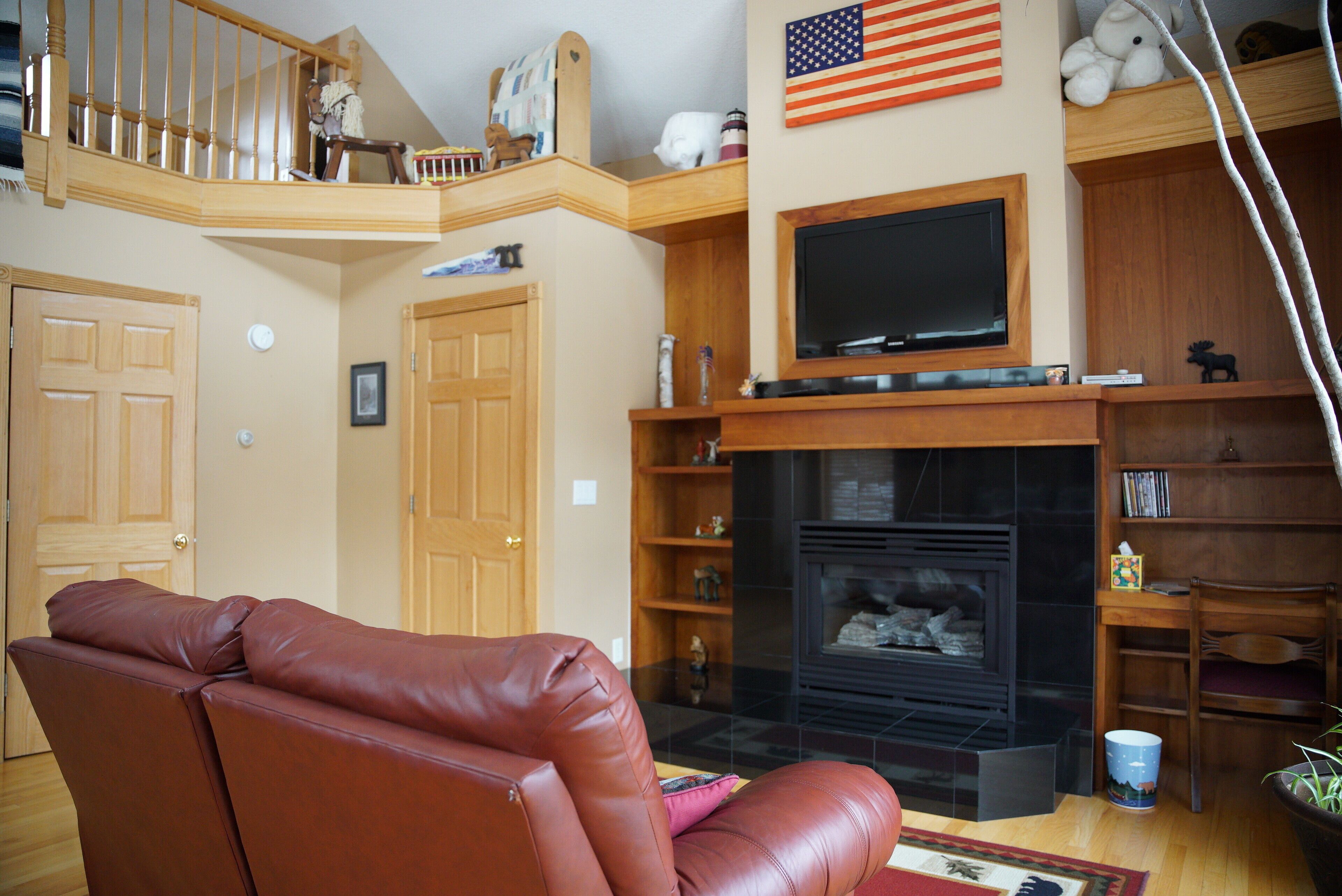 Smart TV, chimenea y libros 