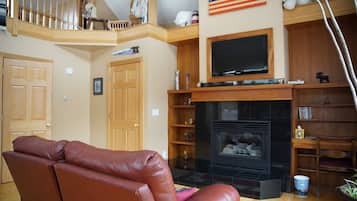 Smart TV, chimenea y libros